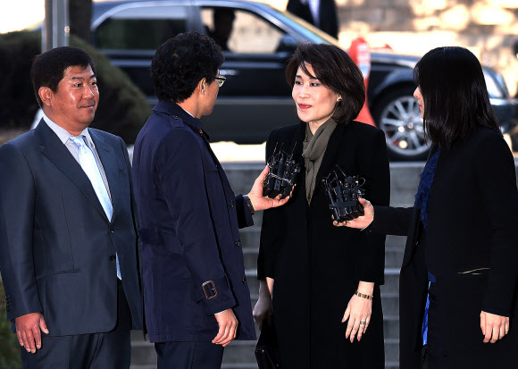 국회 국정감사와 청문회에 불출석한 혐의로 기소된 정유경 신세계 부사장이 27일 오전 서울 서초구 서초동 서울중앙지법에서 열린 첫 공판에 참석하기 위해 법정으로 향하며 취재진의 질문을 받고 있다.  연합뉴스