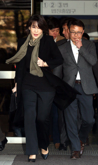 국회 국정감사와 청문회에 불출석한 혐의로 기소된 정유경 신세계 부사장이 27일 오전 서울 서초구 서초동 서울중앙지법에서 열린 첫 공판을 마친 후 법원을 나서고 있다.  연합뉴스
