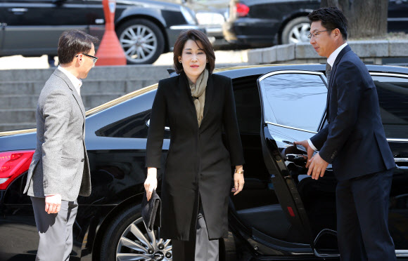 국회 국정감사와 청문회에 불출석한 혐의로 기소된 정유경 신세계 부사장이 27일 오전 서울 서초구 서초동 서울중앙지법에서 열린 첫 공판에 참석하기 위해 법정으로 향하며 취재진의 질문을 받고 있다.  연합뉴스