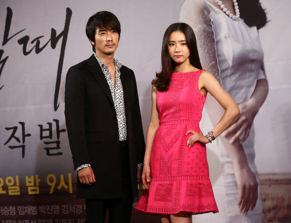 27일 오후 서울 여의도 63빌딩에서 열린 MBC 수목드라마 ‘남자가 사랑할 때’ 제작보고회에서 배우 송승헌(왼쪽)과 신세경이 포즈를 취하고 있다.   연합뉴스