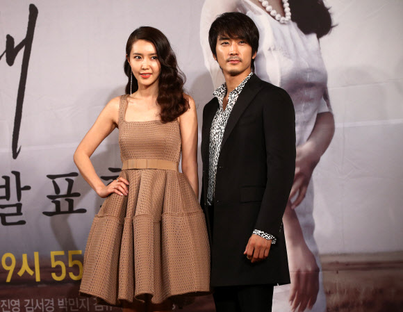 27일 오후 서울 여의도 63빌딩에서 열린 MBC 수목드라마 ‘남자가 사랑할 때’ 제작보고회에서 배우 채정안(왼쪽)과 송승헌이 포즈를 취하고 있다. 연합뉴스