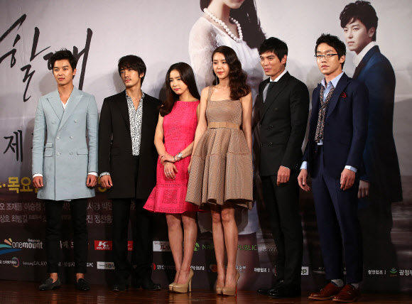 27일 오후 서울 여의도 63빌딩에서 열린 MBC 수목드라마 ‘남자가 사랑할 때’ 제작보고회에서 배우 연우진(왼쪽부터), 송승헌, 신세경, 채정안, 김성오, 조재룡이 포즈를 취하고 있다.   연합뉴스