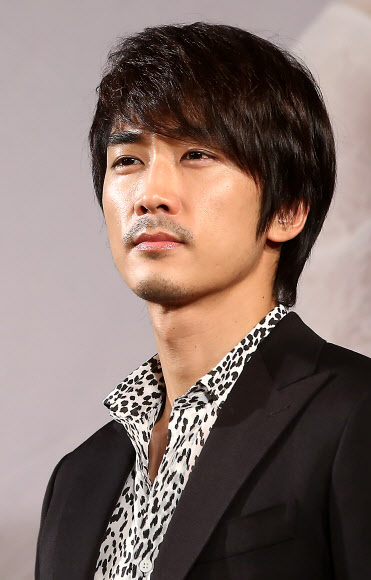 27일 오후 서울 여의도 63빌딩에서 열린 MBC 수목드라마 ‘남자가 사랑할 때’ 제작보고회에서 배우 송승헌이 포즈를 취하고 있다.   연합뉴스 