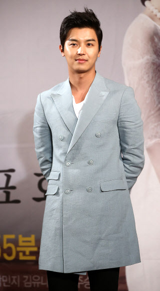 27일 오후 서울 여의도 63빌딩에서 열린 MBC 수목드라마 ‘남자가 사랑할 때’ 제작보고회에서 배우 연우진이 포즈를 취하고 있다.  연합뉴스