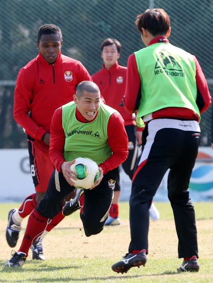 프로축구 FC서울에 입단한 차두리가 27일 오후 경기 구리 LG챔피언스파크에서 동료들과 훈련하고 있다.  연합뉴스