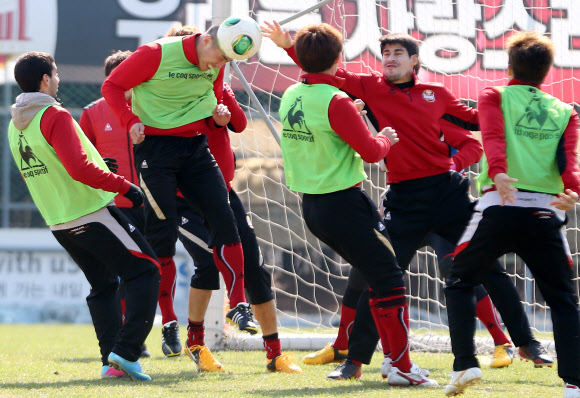 프로축구 FC서울에 입단한 차두리가 27일 오후 경기 구리 LG챔피언스파크에서 동료들과 훈련하고 있다.  연합뉴스