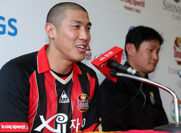 프로축구 FC서울에 공식 입단한 차두리가 27일 오후 구리 챔피언스파크에서 열린 입단 기자회견에서 취재진의 질문에 답하고 있다.  연합뉴스