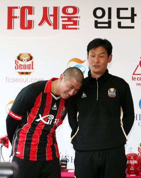 프로축구 FC서울에 공식 입단한 차두리가 27일 오후 구리 챔피언스파크에서 열린 입단 기자회견이 끝난 뒤 최용수 감독과 기념촬영을 위해 포즈를 취하고 있다.  연합뉴스