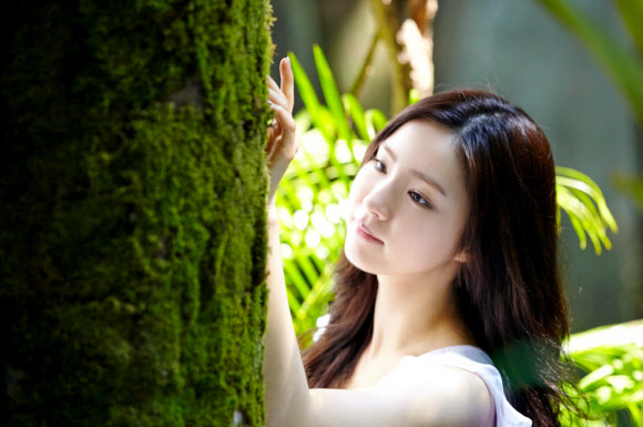 네이처리퍼블릭 CF에서 청초한 소녀로 변신한 배우 신세경. 네이처리퍼블릭 제공