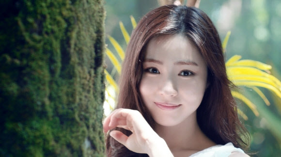 네이처리퍼블릭 CF에서 청초한 소녀로 변신한 배우 신세경. 네이처리퍼블릭 제공