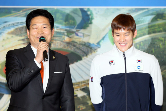 송영길 인천시장이 28일 오후 인천시 남동구 인천시청에서 열린 인천시청 수영부 공식 입단식에 참석해 박태환 영입 소감을 말하고 있다.  연합뉴스