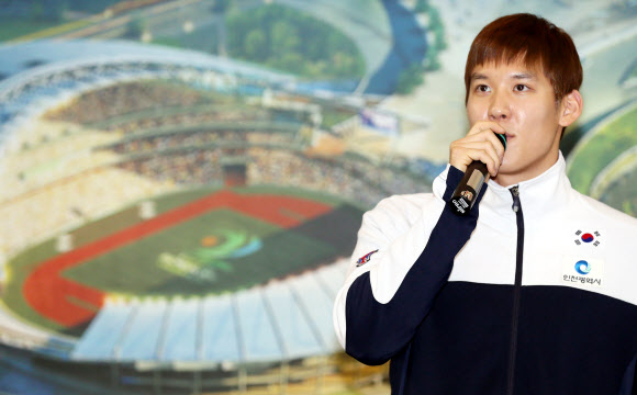 ‘마린보이’ 박태환(24)이 28일 오후 인천시 남동구 인천시청에서 열린 인천시청 수영부 공식 입단식에 참석해 소감을 말하고 있다.  연합뉴스