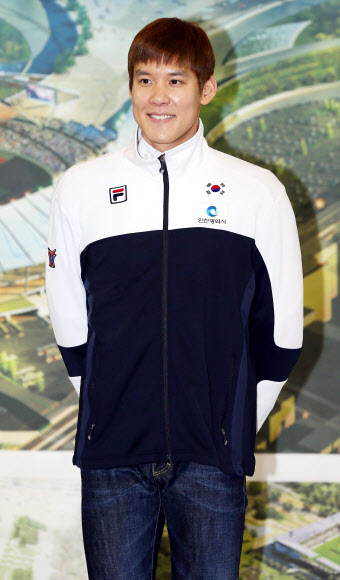 ‘마린보이’ 박태환(24)이 28일 오후 인천시 남동구 인천시청에서 열린 인천시청 수영부 공식 입단식에 참석해 환하게 미소 짓고 있다.  연합뉴스