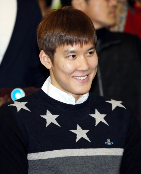 ‘마린보이’ 박태환(24)이 28일 오후 인천시 남동구 인천시청에서 열린 인천시청 수영부 공식 입단식에 참석해 환하게 미소 짓고 있다.  연합뉴스