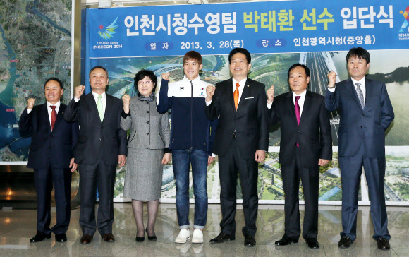 ‘마린보이’ 박태환(24)과 송영길 인천시장 등 관계자들이 28일 오후 인천시 남동구 인천시청에서 열린 인천시청 수영부 공식 입단식에 참석해 기념촬영을 하고 있다. 연합뉴스