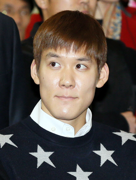 ‘마린보이’ 박태환(24)이 28일 오후 인천시 남동구 인천시청에서 열린 인천시청 수영부 공식 입단식에 참석해 많은 취재진에 놀란 표정을 짓고 있다. 연합뉴스