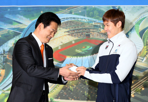 ‘마린보이’ 박태환(24)이 28일 오후 인천시 남동구 인천시청에서 열린 인천시청 수영부 공식 입단식에 참석해 송영길 인천시장에게 수영 모자를 선물하고 있다.  연합뉴스