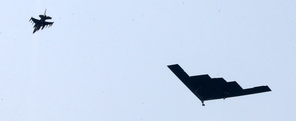 B-52를 대체하는 미군의 스텔스 전략폭격기인 B-2(스피릿)가 28일 오전 경기도 평택 오산 미공군기지 상공을 저공비행하고 있다. 군 소식통은 미 본토 미주리주 화이트맨 공군기지에서 전날밤 출격한 B-2가 국내의 한 사격장에 세워진 가상의 목표물을 타격하는 훈련을 했다고 밝혔다. 연합뉴스