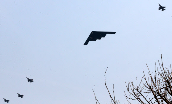 B-52를 대체하는 미군의 스텔스 전략폭격기인 B-2(스피릿)가 28일 오전 경기도 평택 오산 미공군기지 상공을 저공비행하고 있다. 군 소식통은 미 본토 미주리주 화이트맨 공군기지에서 전날밤 출격한 B-2가 국내의 한 사격장에 세워진 가상의 목표물을 타격하는 훈련을 했다고 밝혔다. 연합뉴스