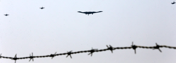 B-52를 대체하는 미군의 스텔스 전략폭격기인 B-2(스피릿)가 28일 오전 경기도 평택 오산 미공군기지 상공을 저공비행하고 있다. 군 소식통은 미 본토 미주리주 화이트맨 공군기지에서 전날밤 출격한 B-2가 국내의 한 사격장에 세워진 가상의 목표물을 타격하는 훈련을 했다고 밝혔다. 연합뉴스