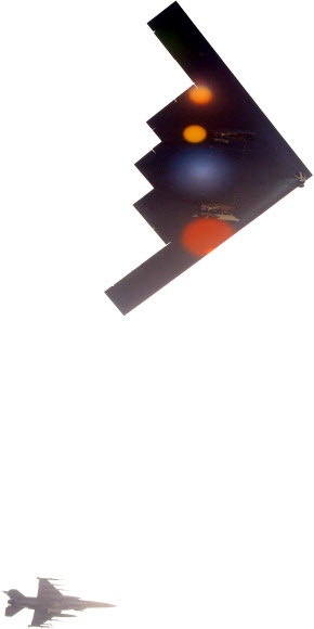 B-52를 대체하는 미군의 스텔스 전략폭격기인 B-2(스피릿)가 28일 오전 경기도 평택 오산 미공군기지 상공을 저공비행하고 있다. 군 소식통은 미 본토 미주리주 화이트맨 공군기지에서 전날밤 출격한 B-2가 국내의 한 사격장에 세워진 가상의 목표물을 타격하는 훈련을 했다고 밝혔다. 연합뉴스