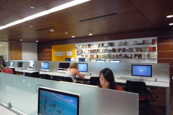 1층 도서관에서 학생들이 공부하는 모습.