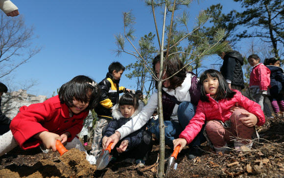 29일 오전 서울 중계동 불암산에서 어린이들이 산철쭉과 백합나무 등을 심고 있다. 노원구는 식목일을 앞두고 ‘한 가정에 하나의 식물심기’ 일환으로 이날 행사를 실시했다. 연합뉴스