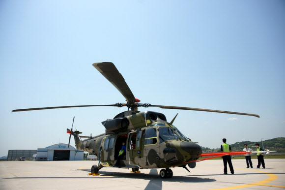 현재 군에서 운용 중인 노후헬기 UH-1H와 500MD를 대체하는 한국형기동헬기(수리온·KUH)의 개발이 완료됐다고 방위사업청이 29일 밝혔다. 이에 따라 우리나라는 세계 11번째로 헬기개발국이 됐다. 사진은 수리온. 연합뉴스