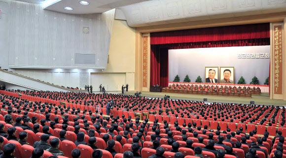 북한 김정은 국방위원회 제1위원장이 28일 평양 4ㆍ25문화회관에서 열린 전군 선전일꾼회의를 지도했다고 노동신문이 29일 전했다.연합뉴스