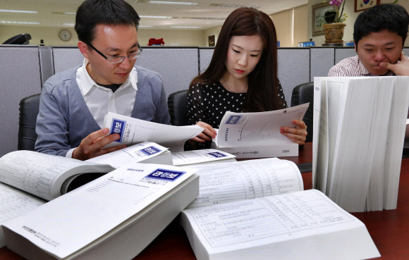 정부공직자윤리위원회가 관보를 통해 고위공직자들의 재산변동신고 내역을 발표한 29일 서울 세종로 정부서울청사에서 안전행정부 직원들이 관보를 살펴보고 있다.연합뉴스