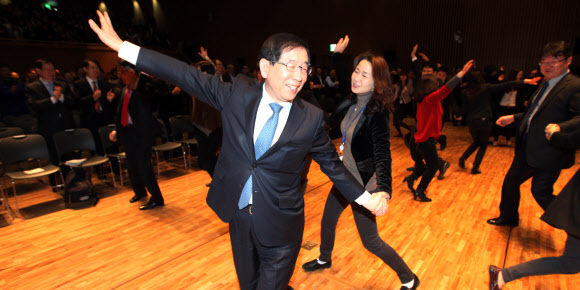 박원순 서울시장이 29일 오전 직원정례조례에서 직원들과 춤을 추고 있다. 서울시는 신명나는 일터를 만들자는 의미로 조례 전 몸풀기로 춤추는 서울시를 기획했다고 전했다.연합뉴스