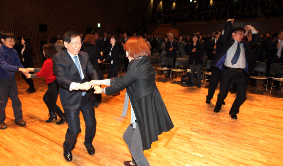 박원순 서울시장이 29일 오전 직원정례조례에서 직원들과 춤을 추고 있다. 서울시는 신명나는 일터를 만들자는 의미로 조례 전 몸풀기로 춤추는 서울시를 기획했다고 전했다. 직원 30명이 함께 했다.연합뉴스