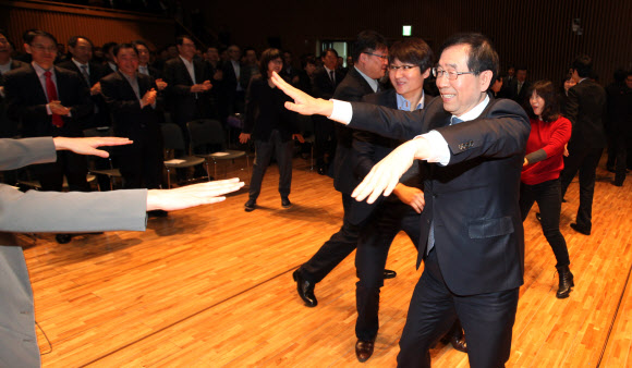 박원순 서울시장이 29일 오전 직원정례조례에서 직원들과 춤을 추고 있다. 서울시는 신명나는 일터를 만들자는 의미로 조례 전 몸풀기로 춤추는 서울시를 기획했다고 전했다. 직원 30명이 함께 했다.연합뉴스