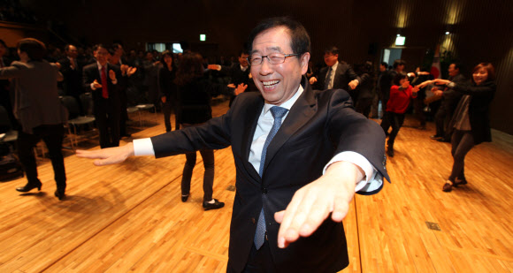 박원순 서울시장이 29일 오전 직원정례조례에서 직원들과 춤을 추고 있다. 서울시는 신명나는 일터를 만들자는 의미로 조례 전 몸풀기로 춤추는 서울시를 기획했다고 전했다. 직원 30명이 함께 했다. 연합뉴스