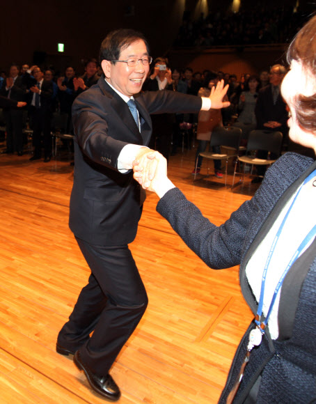 박원순 서울시장이 29일 오전 직원정례조례에서 직원들과 춤을 추고 있다. 서울시는 신명나는 일터를 만들자는 의미로 조례 전 몸풀기로 춤추는 서울시를 기획했다고 전했다.연합뉴스