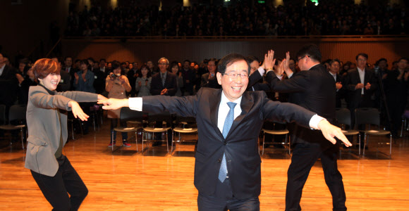 박원순 서울시장이 29일 오전 직원정례조례에서 직원들과 춤을 추고 있다. 서울시는 신명나는 일터를 만들자는 의미로 조례 전 몸풀기로 춤추는 서울시를 기획했다고 전했다.연합뉴스