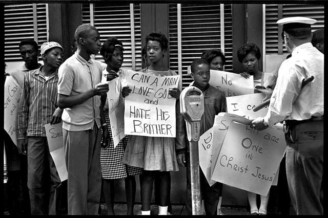 버밍엄 시내에서 손으로 만든 플래카드를 들고 시위하는 흑인 학생들. 1963년 5월 버밍엄시에 등록된 흑인학생 3만 4000여명 가운데 학교에 온 학생은 불과 1만 4000여명. 그나마도 출석 확인 뒤 대부분 시위하러 나갔다. 낮은산 제공