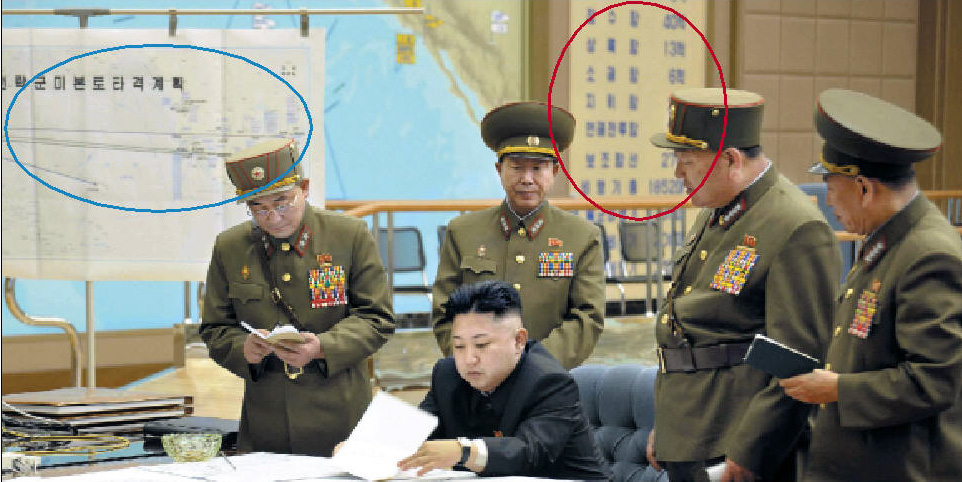김정은(앉은 이) 북한 국방위원회 제1위원장이 29일 0시 30분 전략미사일 부대의 화력타격 임무에 관한 작전회의를 긴급 소집하고 사격 대기상태에 들어갈 것을 지시했다고 조선중앙통신이 보도했다.   