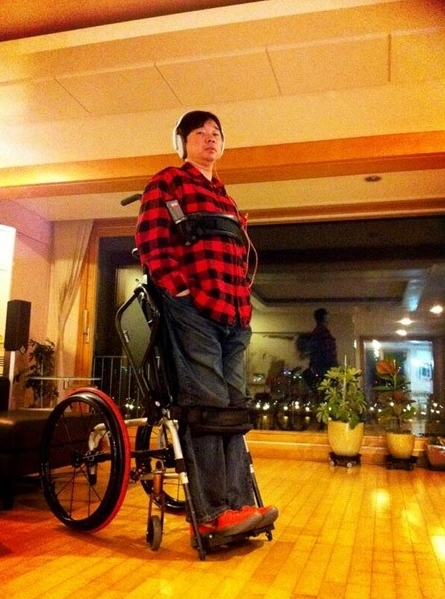 강원래가 수직으로 세운 휠체어에 기대 포즈를 취했다. <br>강원래 트위터 캡처 <br>