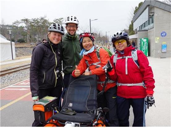 자전거길 국토종주 중인 데니스 챈(오른쪽) 일행이 역시 자전거 종주 중인 프랑스인 모리스(왼쪽 두명) 부부를 남한강 자전거길에서 만나 기념촬영에 응하고 있다. 