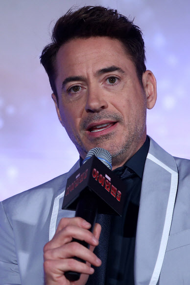 배우 로버트 다우니 주니어가 4일 오전 서울 여의도 콘래드 서울에서 열린 영화 ‘아이언맨3’ 내한 기자회견에 참석해작품을 소개하고 있다.  연합뉴스