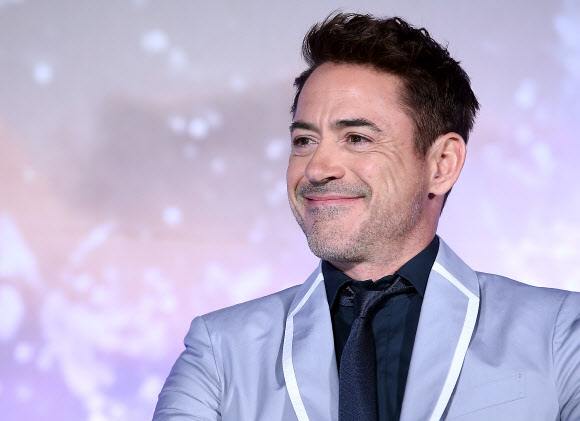 배우 로버트 다우니 주니어가 4일 오전 서울 여의도 콘래드 서울에서 열린 영화 ‘아이언맨3’ 내한 기자회견에 참석해 포즈를 취하고 있다.   연합뉴스