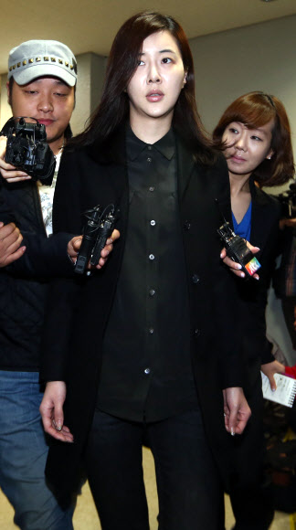 불법 프로포폴 투약 혐의를 받고 있는 배우 장미인애가 8일 오전 서울 서초동 서울중앙지방법원에서 열린 2차 공판에 출석하고 있다. 연합뉴스