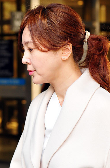 불법 프로포폴 투약 혐의를 받고 있는 배우 이승연이 8일 오전 서울 서초동 서울중앙지방법원에서 열린 2차 공판에 출석하고 있다. 연합뉴스