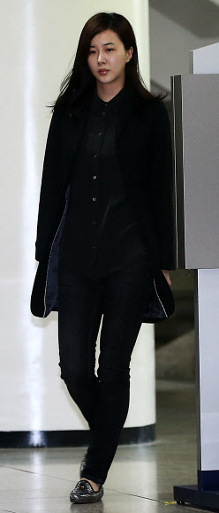 불법 프로포폴 투약 혐의를 받고 있는 배우 장미인애가 8일 오전 서울 서초동 서울중앙지방법원에서 열린 2차 공판에 출석하고 있다. 연합뉴스