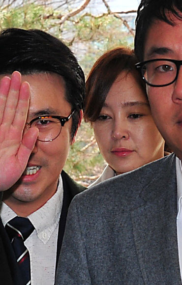 불법 프로포폴 투약 혐의를 받고 있는 배우 이승연이 8일 오전 서울 서초동 서울중앙지방법원에서 열린 2차 공판에 출석하고 있다.  연합뉴스