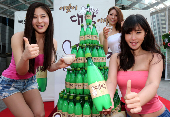 8일 서울 종로구 세종로에서 열린 국순당, 신제품 막걸리 출시 행사에서 모델들이 막걸리 ‘대박’을 선보이고 있다. ‘대박’은 국내산 쌀을 찌지 않는 생쌀발효법으로 빚어 영양성분이 살아있고 숙취가 적은 것이 특징이다.  연합뉴스