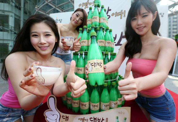 8일 서울 종로구 세종로에서 열린 국순당, 신제품 막걸리 출시 행사에서 모델들이 막걸리 ‘대박’을 선보이고 있다. ‘대박’은 국내산 쌀을 찌지 않는 생쌀발효법으로 빚어 영양성분이 살아있고 숙취가 적은 것이 특징이다. 연합뉴스