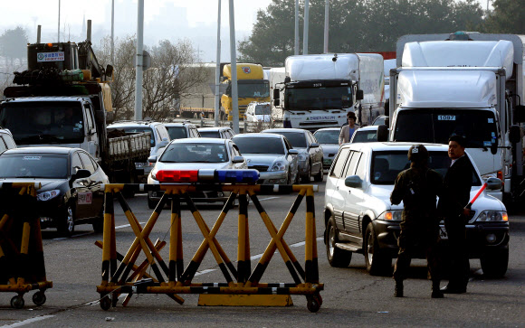 북한의 개성공단 통행제한으로 가동을 중단한 입주기업이 늘고 있는 가운데 8일 경기도 파주시 통일대교 남단에서 육군 장병이 개성공단 차량을 통제하고 있다.  연합뉴스