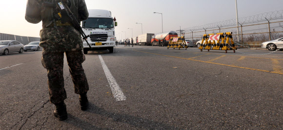 북한의 개성공단 통행제한으로 가동을 중단한 입주기업이 늘고 있는 가운데 8일 경기도 파주시 통일대교 남단에서 개성공단 차량이 대기하고 있다.  연합뉴스